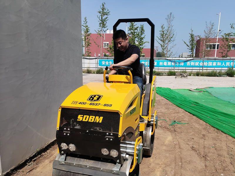 座駕振動(dòng)壓路機(jī)在惡劣環(huán)境下如何工作？