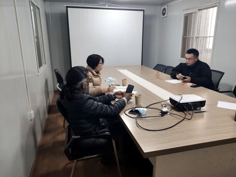 國(guó)外客戶來(lái)我廠考察，試駕奔馬小型壓路機(jī)