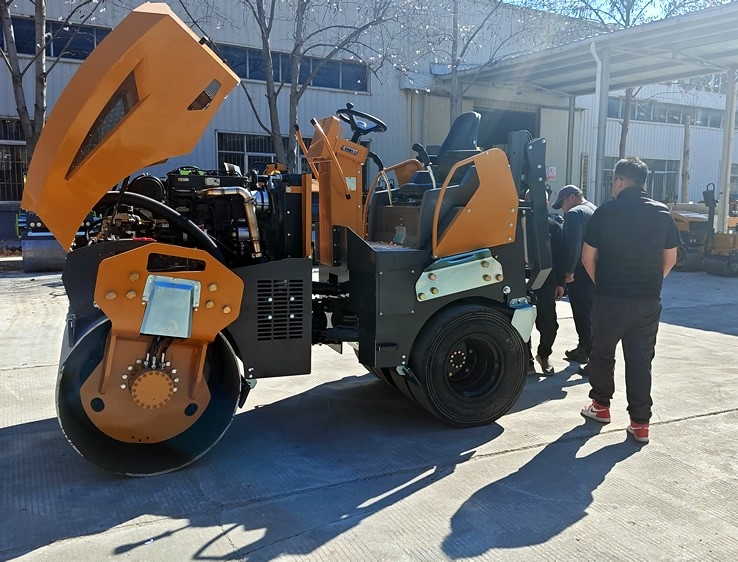3月18日，哈薩克斯坦客戶來(lái)廠體驗(yàn)考察5噸膠輪壓路機(jī)
