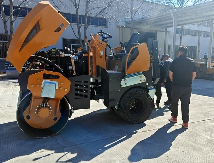 3月18日，哈薩克斯坦客戶來廠體驗(yàn)考察5噸膠輪壓路機(jī)